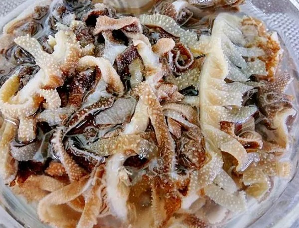 <b>老北京爆肚，這(zhè)道(dào)充滿京味兒的美食，一直備受食客們的喜愛。然而，對(duì)于這(zhè)道(dào)菜的原材料，很多人都(dōu)存在一個疑問：老北京爆肚到底是用牛肚還(hái)是羊肚制作的呢？</b>