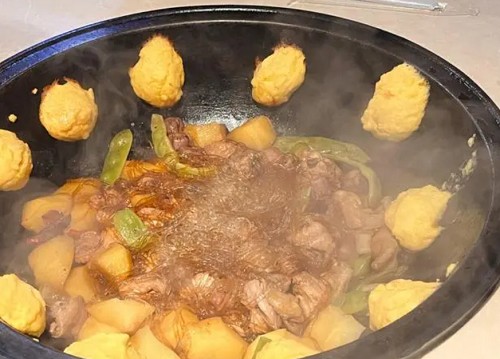 <b>鐵鍋炖以其獨特的烹饪方式和鮮美的口感，成(chéng)爲了衆多食客鍾愛的佳肴。爲了滿足更多人對(duì)于學(xué)習鐵鍋炖技術的熱情，鐵鍋炖技術培訓學(xué)校應運而生，成(chéng)爲了傳承與創新的美食殿堂。</b>