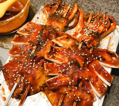 <b>鐵闆鱿魚培訓哪家好(hǎo)？鐵闆鱿魚培訓班哪家好(hǎo)？在選擇鐵闆鱿魚培訓機構時，推薦山東甄選餐飲小吃培訓學(xué)校</b>