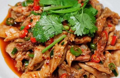 <b>椒麻雞，作爲一種(zhǒng)獨具特色的中式菜肴，以其麻辣鮮香的口感和豐富的營養價值，受到了廣大食客的喜愛。爲了讓更多人掌握椒麻雞的制作技巧，特舉辦椒麻雞培訓班，從選材到烹饪，全方位傳授椒麻雞制作的精髓。</b>
