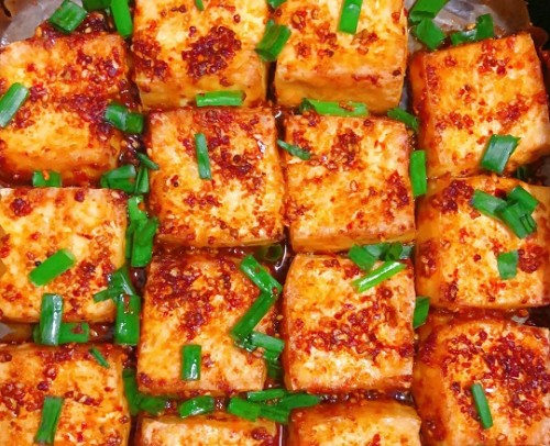 <b>學(xué)鐵闆豆腐大概多少錢？學(xué)習鐵闆豆腐的費用因多種(zhǒng)因素而異，但一般來說，學(xué)費大概在1000元至3000元之間。</b>