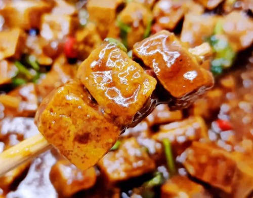 <b>學(xué)澆汁豆腐學(xué)費多少錢？澆汁豆腐培訓的學(xué)費一般在800到4000元之間。然而，也有一些培訓機構可能(néng)會提供更爲全面(miàn)的課程和服務，因此學(xué)費可能(néng)會稍高，比如在2000-6000元的範圍内。</b>