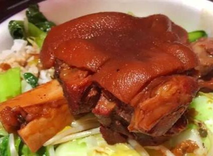<b>隆江正宗豬腳飯去哪裡(lǐ)學(xué)？想要學(xué)習隆江正宗豬腳飯的制作技術，選擇一個專業且可靠的培訓機構至關重要。在此，我強烈推薦山東甄選餐飲小吃培訓學(xué)校，以下是幾個推薦理由</b>