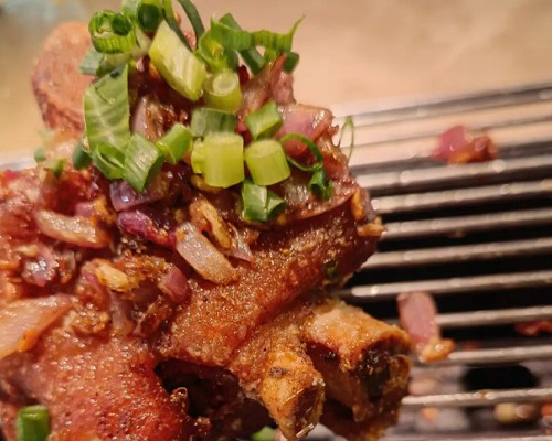 <b>烤豬蹄生意好(hǎo)做嗎？烤豬蹄作爲一種(zhǒng)特色美食，在市場上具有獨特的吸引力，吸引了衆多創業者的目光。</b>
