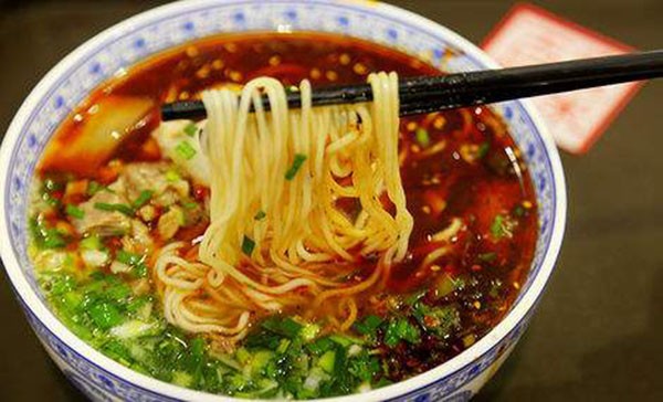 <b>學(xué)牛肉面(miàn)去哪裡(lǐ)學(xué)正宗？正宗牛肉面(miàn)去哪裡(lǐ)學(xué)？學(xué)習正宗的牛肉面(miàn)技術，有多個途徑可以考慮。以下是一些建議的學(xué)習地點和方式：</b>