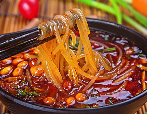 <b>開(kāi)一家酸辣粉店要多少錢？開(kāi)一家酸辣粉店需要的費用因地區、店鋪規模、裝修風格、設備選擇等多種(zhǒng)因素而異。以下是一個大緻的費用預算，供您參考。</b>