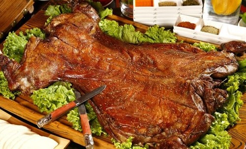 <b>烤全羊，作爲一道(dào)具有濃厚民族特色的美食，不僅滋味鮮美，更蘊含著(zhe)深厚的文化底蘊。如今，随著(zhe)人們對(duì)美食的追求不斷升級，正宗烤全羊的培訓也受到了越來越多人的關注和追捧。</b>