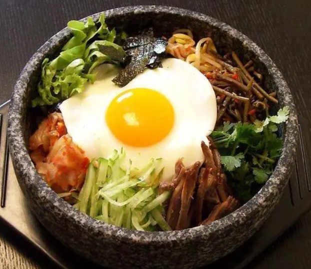 <b>學(xué)石鍋拌飯多少學(xué)費？學(xué)石鍋拌飯費用多少錢？學(xué)石鍋拌飯的學(xué)費因學(xué)習地點、培訓機構以及課程内容的不同而有所差異。一般來說，學(xué)石鍋拌飯的學(xué)費大緻在1000～3000元之間。</b>