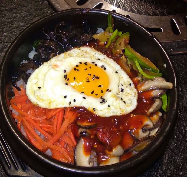 <b>學(xué)石鍋拌飯哪裡(lǐ)正宗？正宗石鍋拌飯培訓去哪裡(lǐ)？這(zhè)是許多想要學(xué)習石鍋拌飯制作技巧的人的共同疑問。爲了找到正宗的石鍋拌飯培訓，你可以參考以下幾個方向(xiàng)：</b>