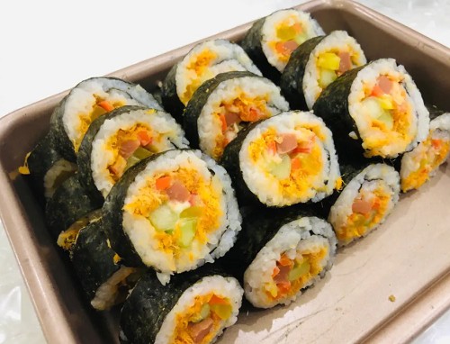 <b>開(kāi)一個壽司店大概需要多少錢？開(kāi)設一個壽司店需要的費用因地區、店鋪規模、裝修風格、設備選擇等多種(zhǒng)因素而異。以下是一個大緻的預算指南，用于參考：</b>