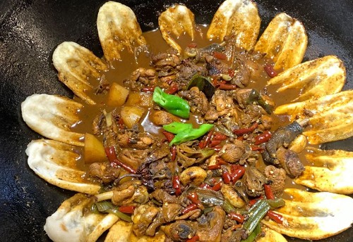 <b>學(xué)地鍋雞學(xué)費多少？學(xué)地鍋雞要多少錢？學(xué)習地鍋雞的學(xué)費因培訓機構、課程内容和培訓周期的不同而有所差異。一般來說，學(xué)地鍋雞的學(xué)費大緻在1000元至3000元之間。</b>
