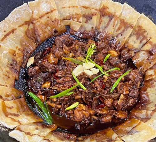 <b>哪裡(lǐ)有學(xué)地鍋雞技術的？如果您想學(xué)習地鍋雞技術，推薦您去山東甄選餐飲小吃培訓學(xué)校。以下是關于該校的詳細介紹：</b>