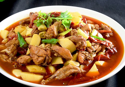<b>學(xué)新疆大盤雞多少錢？學(xué)正宗新疆大盤雞要多少學(xué)費？學(xué)習新疆大盤雞的學(xué)費因培訓機構和課程内容的不同而有所差異。學(xué)費大概在1000~3000元之間。</b>