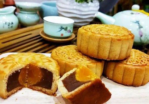 <b>學(xué)月餅技術學(xué)費多少錢？月餅培訓費用多少錢？學(xué)習月餅技術的學(xué)費或培訓費用，一般來說，會根據多種(zhǒng)因素有所不同，但通常都(dōu)在1000元到3000元這(zhè)個範圍内。</b>