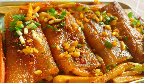 <b>烤苕皮培訓要多少錢？學(xué)烤苕皮要多少學(xué)費？烤苕皮培訓的費用因培訓機構、培訓内容和培訓周期的不同而有所差異。一般來說，學(xué)習烤苕皮技術的學(xué)費大緻在1000元至3000元之間。</b>