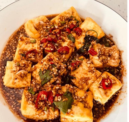 <b>學(xué)做臭豆腐要多少學(xué)費？學(xué)臭豆腐技術要多少錢？學(xué)習做臭豆腐的學(xué)費因多種(zhǒng)因素而異，包括培訓機構的知名度、教學(xué)質量、課程内容等。不過(guò)，一般來說，學(xué)做臭豆腐的學(xué)費大緻在1000元至3000元之間。</b>