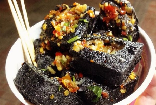 <b>臭豆腐培訓班學(xué)費多少錢？臭豆腐培訓班的學(xué)費通常在1000元至3000元之間，這(zhè)一價格區間涵蓋了大多數培訓機構的基本教學(xué)費用。</b>