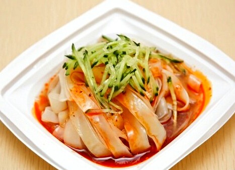 <b>學(xué)涼皮要多少錢學(xué)費？學(xué)涼皮費用多少？學(xué)習涼皮制作的學(xué)費因培訓機構、課程内容及時長(cháng)的不同而有所差異。以下是對(duì)學(xué)涼皮學(xué)費的詳細分析</b>
