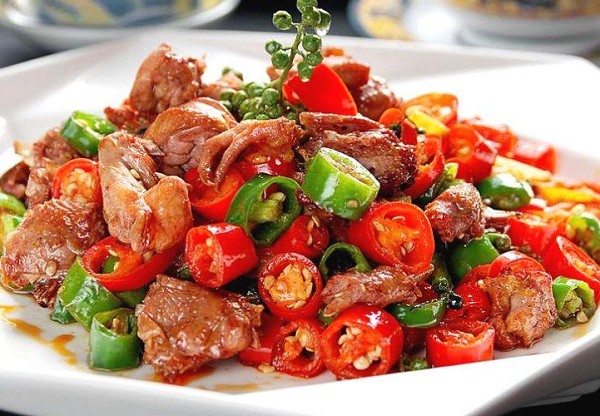 <b>炒菜作爲餐飲行業的核心技能(néng)之一，其學(xué)習時間和方法成(chéng)爲了衆多創業者關注的焦點。那麼(me)，學(xué)炒菜究竟需要多長(cháng)時間呢？今天，就由山東甄選來爲您揭曉答案，并分享一些學(xué)習炒菜的秘訣。</b>